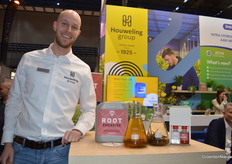 Thomas Douma of Houweling Group with a piece of chemistry: Deruned's new product Root Energize cleans up root residues. In the flask on the left, the decomposition process has been going on for a while. Only powder remains of the roots.